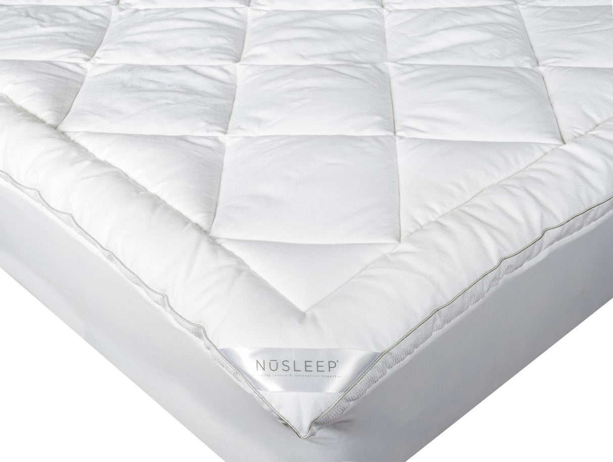 Waterproof double mattress pad with 37.5® Technology, cotton blend, and stretch skirt for enhanced comfort and protection.