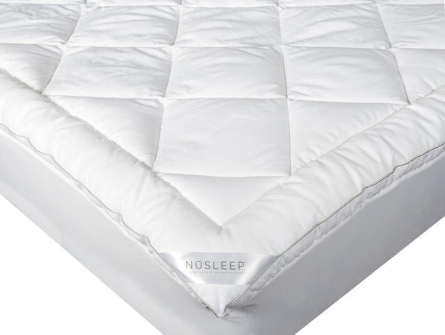 Waterproof Californian King mattress pad featuring breathable 37.5® Technology for optimal comfort and durability.