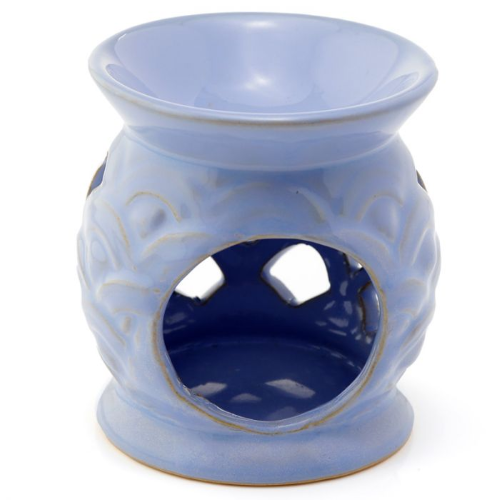 Set of 3 ceramic oil burners with scallop cut-out designs, perfect for creating a cozy atmosphere with essential oils.