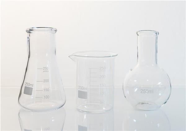 Three 100ml measuring flasks with clear markings for precise cooking and science measurements, perfect for any kitchen or lab.