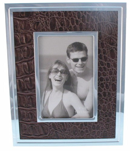 Elegant aluminum frame with leather mat, perfect for displaying photos and art, measuring 24.5x19.4x1.5 cm.