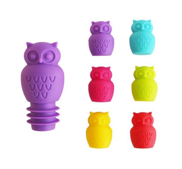 Multi-colored silicone wine markers and stopper set for easy drink identification and preservation.