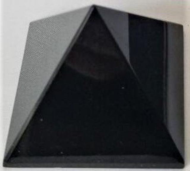 Obsidian pyramid (3cm) with a polished surface, ideal for decor, meditation, and emotional healing.