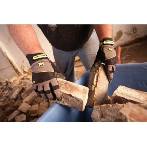 Durable Youngstown Pro Xt Work Gloves in medium, featuring triple-layered palm and double knuckle protection for heavy-duty tasks.
