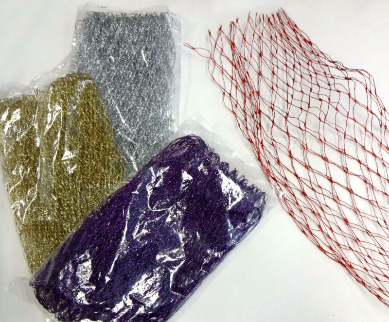 Vibrant 3m red mesh garland, perfect for festive decor, floral arrangements, and elegant celebrations.