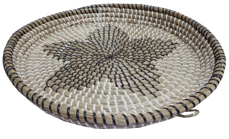 Seagrass dish with plastic weaving, featuring a raised edge, perfect for snacks or decor in a natural, elegant style.