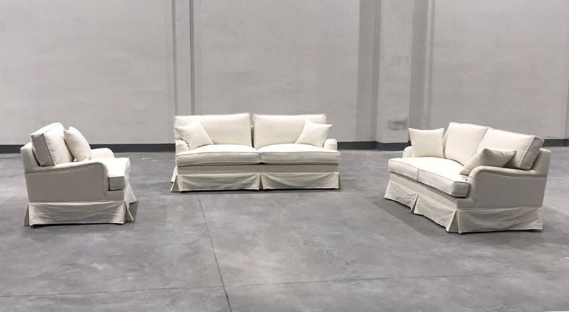 Elegant 3-seater Daytona sofa in cloud color, featuring feather and foam filling for luxurious comfort and timeless Hampton style.