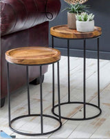 Set of 2 side tables in natural wood and metal, ideal for decor and storage, with a minimalist design and sturdy construction.