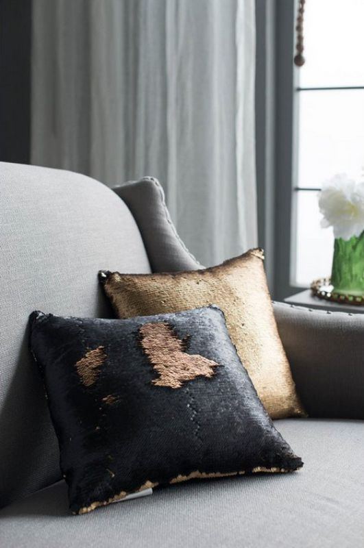 D??cor Cushion Set of 2: plush black and gold pillows with sequin detailing, perfect for stylish home decor and comfort.