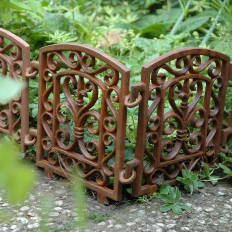 Cast iron connectable lawn fence set, 21x29cm, ideal for garden edging, easy installation, and stylish landscaping.