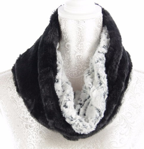 Elegant rose-patterned faux fur snood, 30 x 80cm, perfect for layering in cold weather while adding style and warmth.