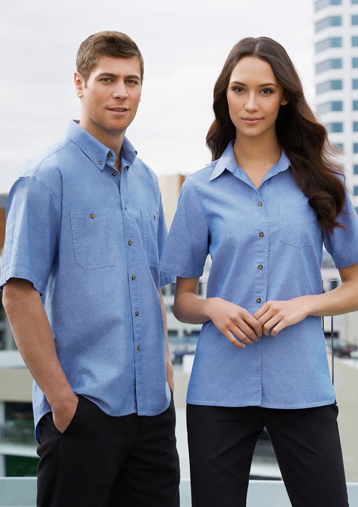 Ladies wrinkle-free chambray short sleeve shirt in size 14, featuring a relaxed fit, chest pocket, and elegant tortoise shell buttons.