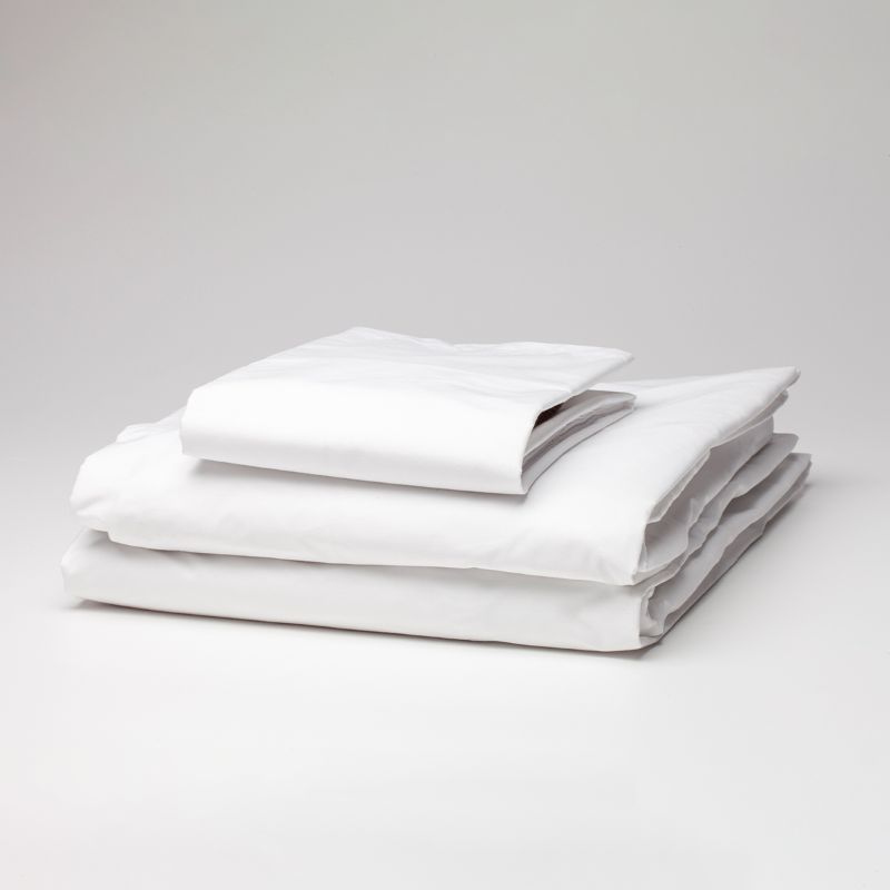 Comfortable Queen fitted sheet with 50/50 polycotton blend, 250TC percale, no ironing needed, ideal for hotels and homes.