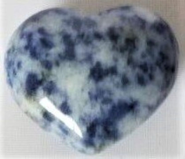 Deep blue sodalite heart gemstone, 3cm, ideal for meditation and fostering emotional balance. Unique patterns enhance its beauty.