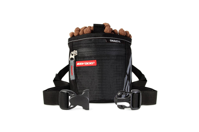 EzyDog SnakPak Black: Versatile dog treat pouch with magnetic opening, 650ml capacity, adjustable strap, and easy-clean design.