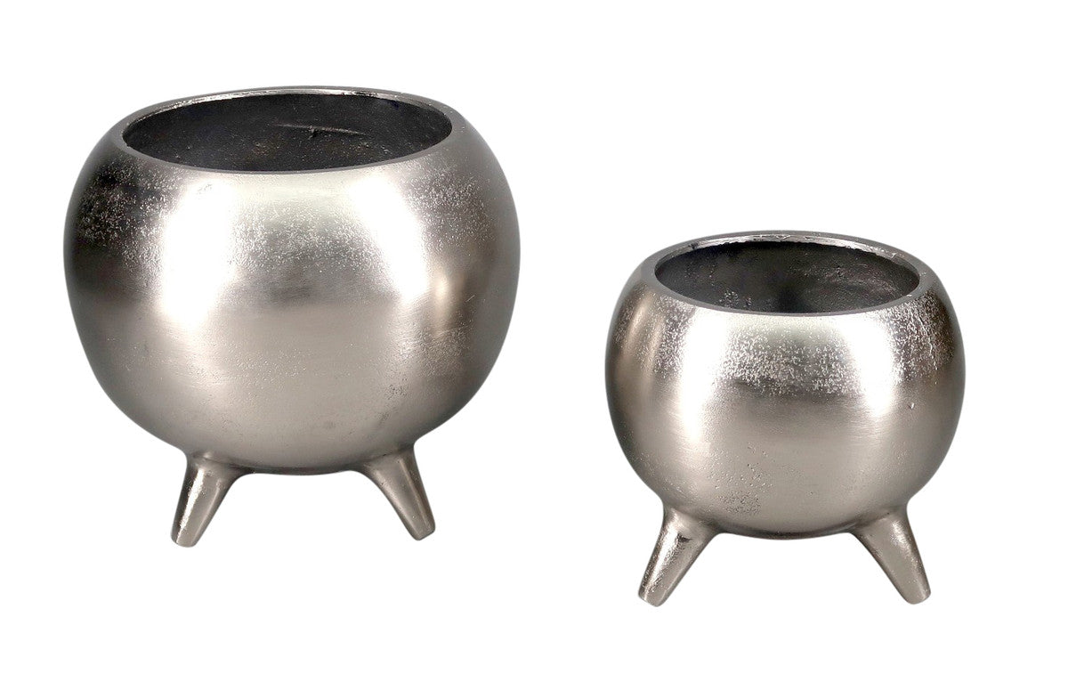 Sleek silver aluminium pot on three legs, combining elegance and stability for indoor plants in contemporary decor.