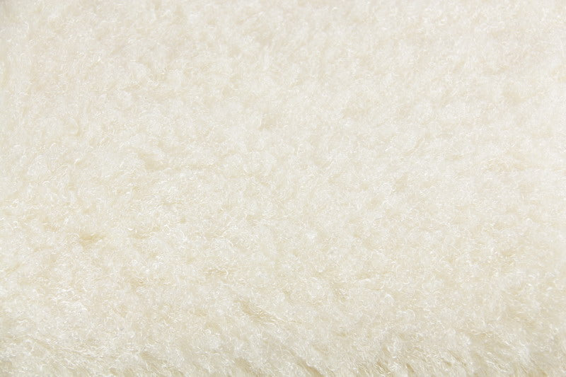 Luxurious white crimped long hair throw blanket (150 x 180 cm) adds elegance and warmth to any living space.