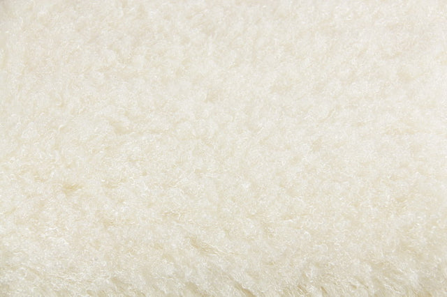 Luxurious white crimped long hair throw blanket (150 x 180 cm) adds elegance and warmth to any living space.