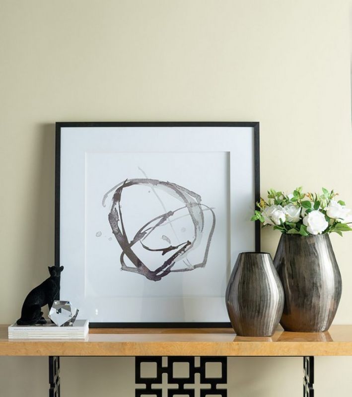 Sleek 31cm aluminium vase perfect for fresh or dried flowers, enhancing modern and traditional home decor.