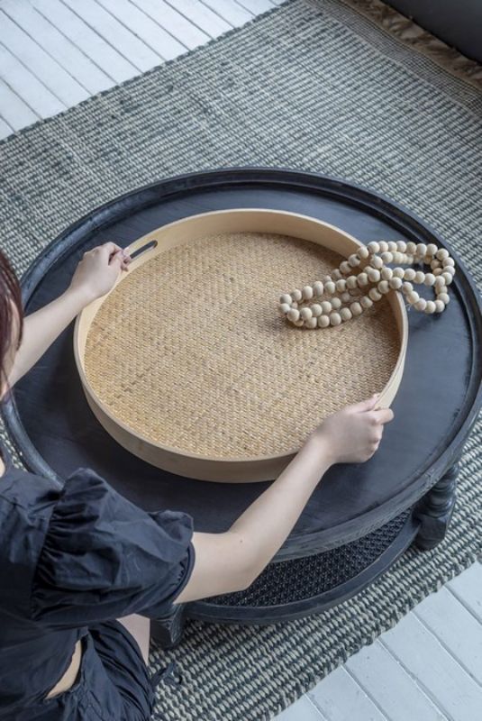 Natural rattan tray (50cm) for elegant serving and home decor, blends style and functionality in any space.