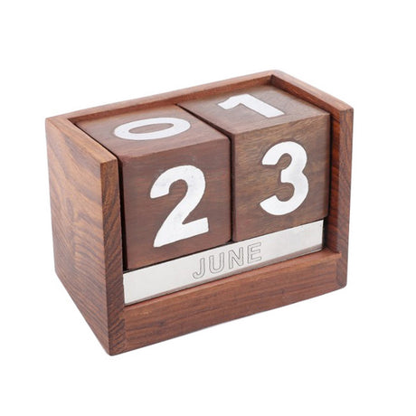 Stylish wooden table calendar (11.5cm) for desks, combining elegance and functionality while enhancing workspace decor.