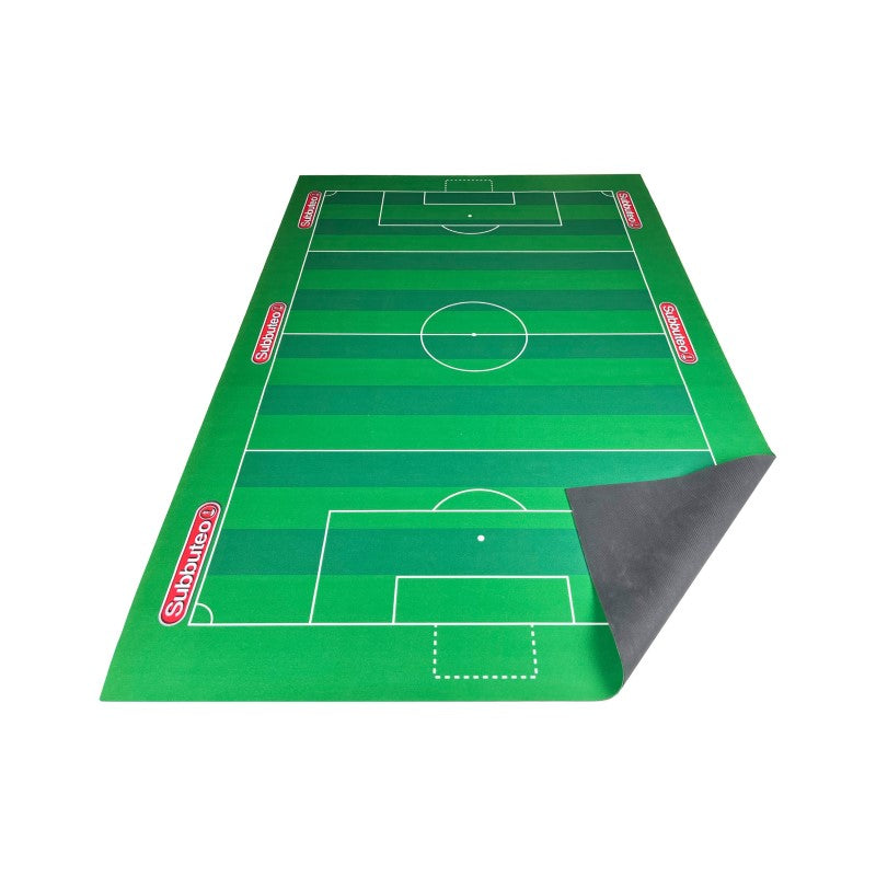 Subbuteo Deluxe Pitch: high-quality polyester surface for fast gameplay, 142x96 cm, easy to roll out and store.