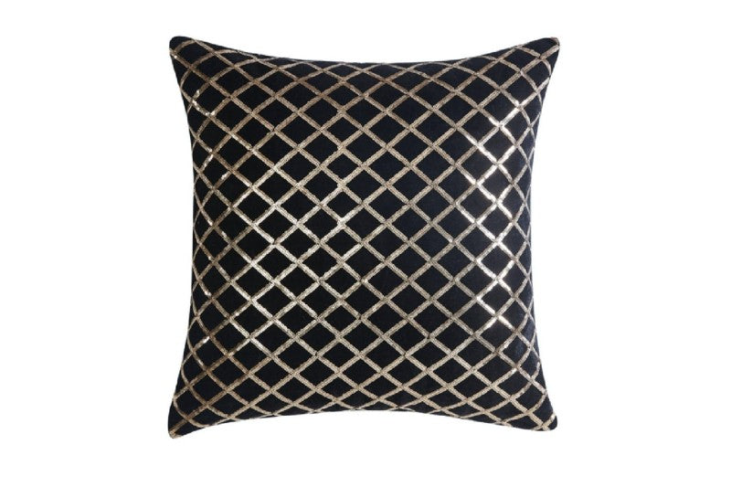 Square cushion in Vercelli Noir featuring a luxurious metallic pattern on a black background, measuring 45 x 45 cm.