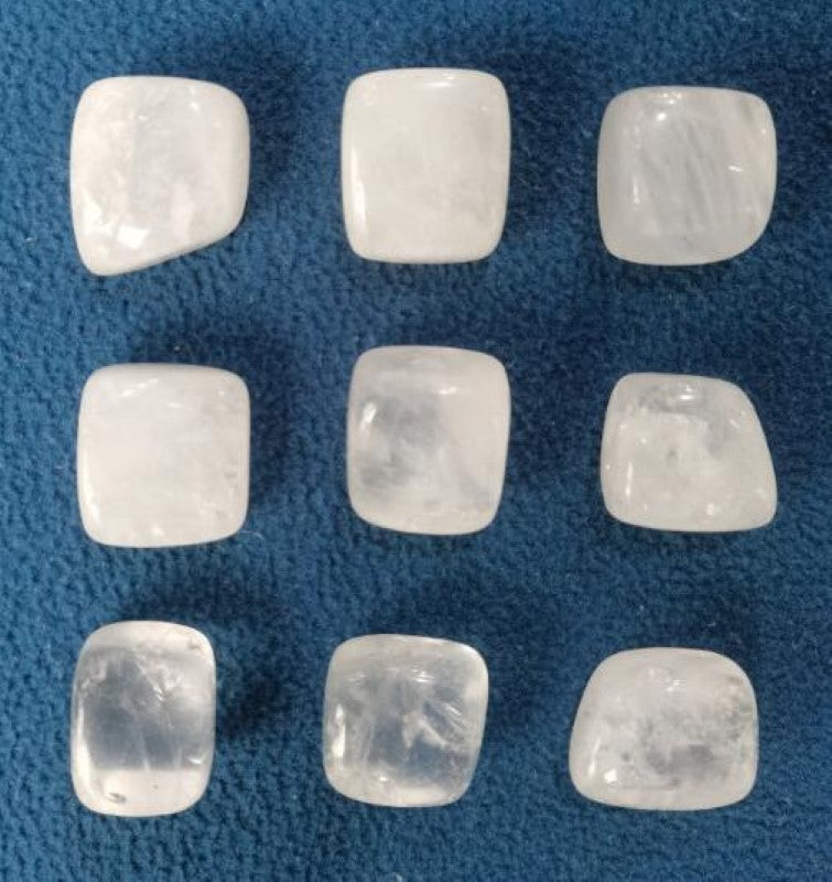 Loose stones of clear quartz in various sizes, perfect for home decor, crafting, and enhancing spiritual practices.