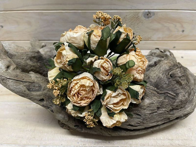 Artificial rose bundle in peach, featuring a lifelike dry-look mix, perfect for elegant decor and lasting beauty.