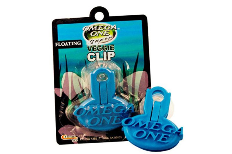 Omega Veggie Seaweed Clip with strong suction cup for easy feeding of algae-eating fish in aquariums.