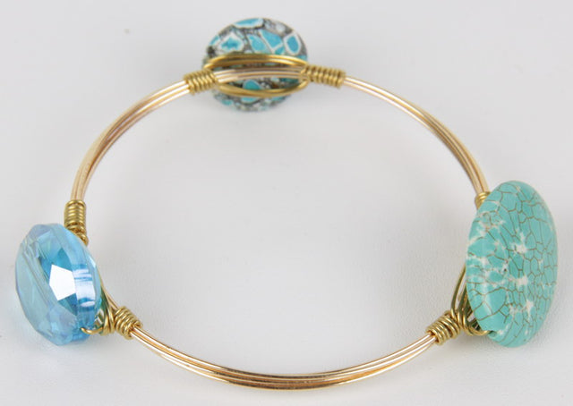 Turquoise bracelet featuring crystals and moonstone, designed for style and well-being, showcasing vibrant hues and elegance.