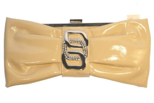 Stylish camel clutch with interlock buckle, elegant design, perfect for day or night, dimensions 28cm x 13.5cm x 3cm.