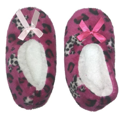 Kids' fuschia leopard slippers with plush polyester exterior and soft fleece lining, perfect for ages 6-7 years.