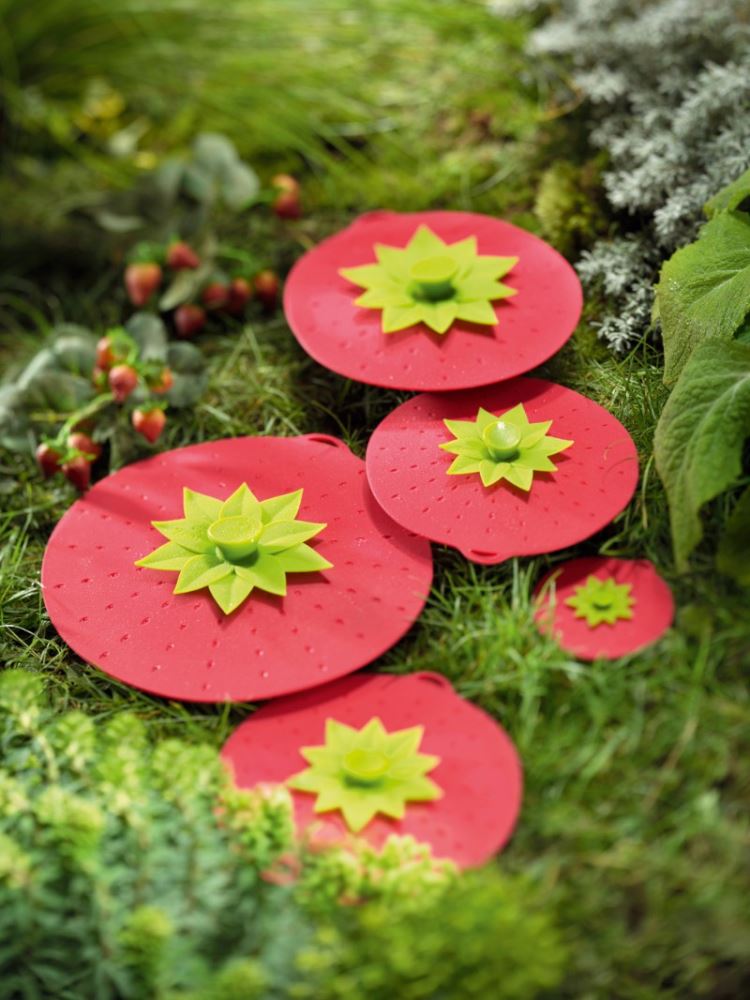 A 28cm strawberry-shaped silicone lid, eco-friendly and airtight, ideal for food storage and preserving freshness.