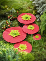 A 28cm strawberry-shaped silicone lid, eco-friendly and airtight, ideal for food storage and preserving freshness.