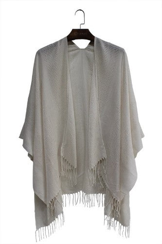 Beige plain cape made of 50% polyester and 50% acrylic, lightweight and versatile for all occasions and styles.