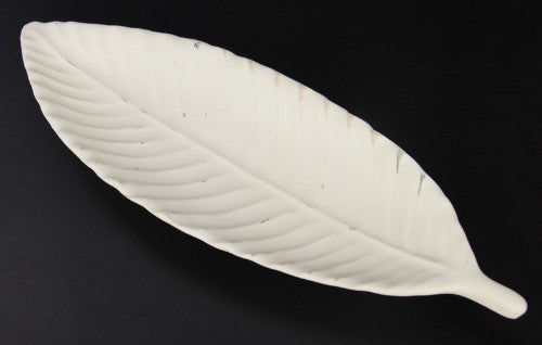 Large biodegradable leaf-shaped plate, measuring 37.2 x 12.5 x 3.5cm, perfect for eco-friendly dining and events.