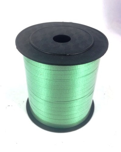 Green curling ribbon roll, 5mm wide and 225cm long, perfect for gift wrapping, crafting, and decorations.