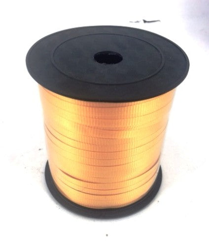 Gold curling ribbon roll, 5mm wide and 225cm long, perfect for elegant gift wrapping and decorating all occasions.