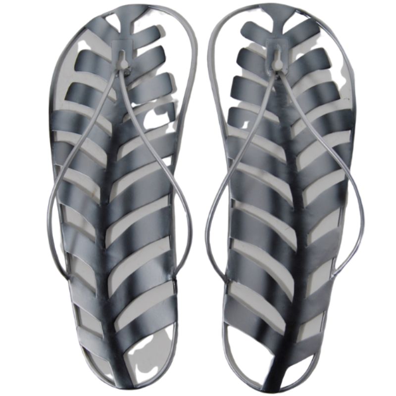 Metal wall hanging featuring a jandal and silver fern, highlighting New Zealand's culture in an elegant 29cm design.