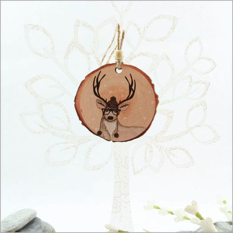 Rustic wood slice ornament featuring a stunning laser-cut deer design, perfect for holiday decor and gifting.