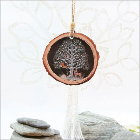 Wood slice ornament featuring intricate designs, perfect for holiday gifting and enhancing festive décor.