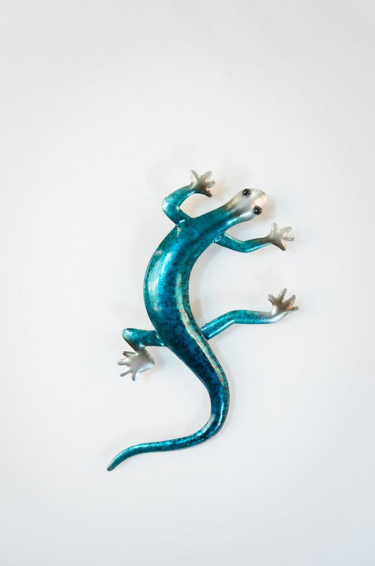 Vibrant blue metal gecko decor, 13 x 19 x 1cm, perfect for indoor and outdoor spaces.