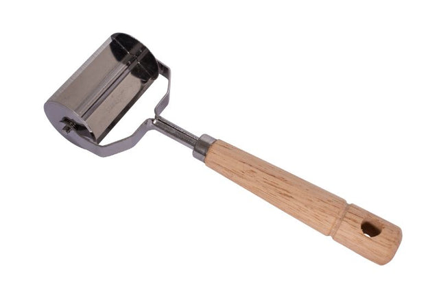 Avanti Square Ravioli Cutter: 6x6cm stainless steel tool with a wooden handle for precise pasta cutting.