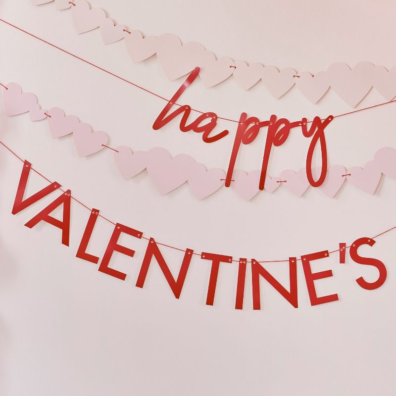 Romantic Ginger Ray Be Mine bunting featuring 'Happy Valentine's Day' and heart designs, perfect for festive celebrations.