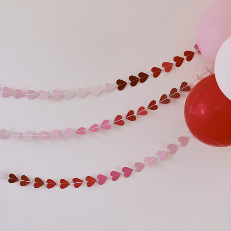 Ombré heart garland in pink to red hues, 5 meters long, perfect for Valentine's Day celebrations and eco-friendly decor.