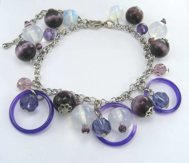 Elegant purple Cateseye Glass Bead Bracelet, featuring shiny beads, perfect for any occasion, gift-boxed and ready to impress.