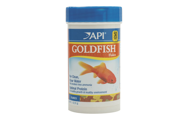 API Goldfish Flakes 31g, featuring enriched nutrition with Menhaden, squid, and garlic for vibrant growth and cleaner water.