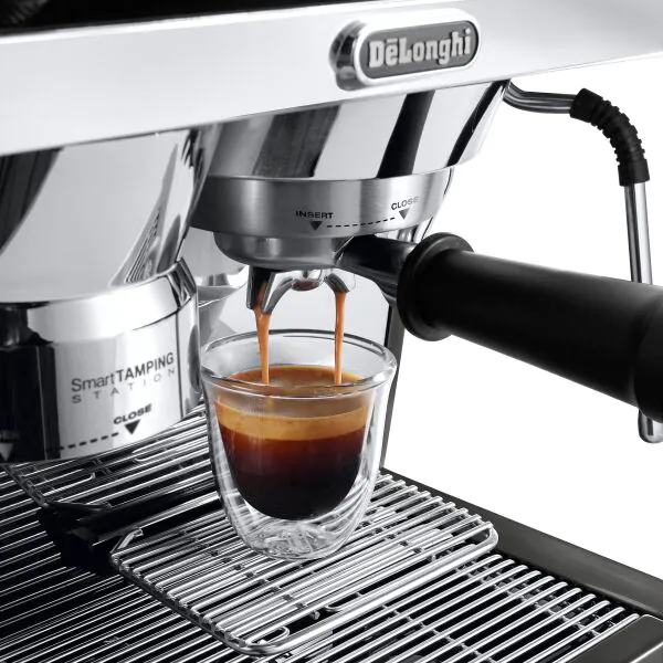 La Specialista Prestigio Matt Black Manual Coffee Machine with 19-bar pressure, dual heating, and My Latte Art steam wand for crafting espresso.