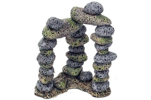 Elegant 8cm stacked rocks for aquariums, providing shelter and enhancing aquatic landscapes with a natural look.